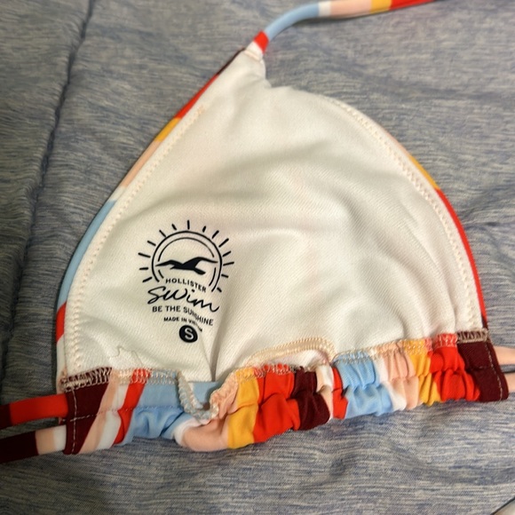🛍️5 for $20🛍️ Hollister Striped Bikini Top - Picture 3 of 4